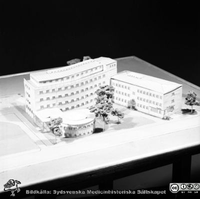 Malmö Allmänna Sjukhus. Nya centrallaboratoriet med apoteket i arkitektmodell, mars 1954
Pärm äldre neg. 1951-1958 MAS, från fotograf Björn Henrikssons samling.. Från negativ
Nyckelord: MAS;UMAS;Malmö;Allmänna;Sjukhus;Medicin;Laboratorium;Aula;Modell;Arkitekt