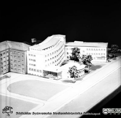 Malmö Allmänna Sjukhus. Medicinska kliniken (mörkt) och nya centrallaboratoriet med apoteket (ljust) i arkitektmodell, mars 1954.
Pärm äldre neg. 1951-1958 MAS, från fotograf Björn Henrikssons samling. Från negativ
Nyckelord: MAS;UMAS;Malmö;Allmänna;Sjukhus;Medicin;Laboratorium;Aula;Modell;Arkitekt