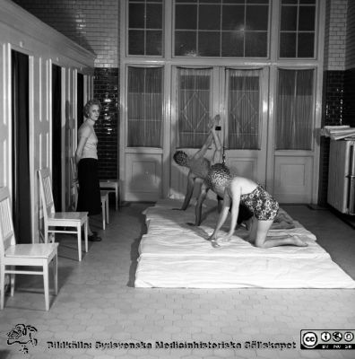 Malmö Allmänna Sjukhus. Sjukgymnastik, rörelsebehandling 1956
Pärm äldre neg. 1951-1958 MAS, från fotograf Björn Henrikssons samling. Påskrift: "Doc von Rosen, Ortop. + Epid. 26/4-56".  Från negativ
Nyckelord: UMAS;MAS;Malmö_;Allmänna;Sjukhus;Ortopedi;Rörelseterapi;Sjukgymnastik