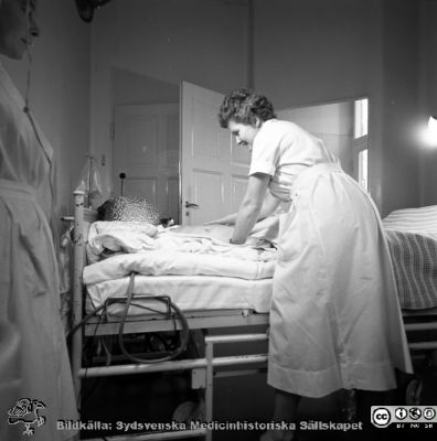 Malmö Allmänna Sjukhus. Respiratorpatient 1956
Pärm äldre neg. 1951-1958 MAS, från fotograf Björn Henrikssons samling. Påskrift: "Doc von Rosen, Ortop. + Epid. 26/4-56". Infektionskliniken. Negativ
Nyckelord: UMAS;MAS;Malmö_;Allmänna;Sjukhus;Ortopedi;Respirator;Infektion;Epidemi;Andningsvård