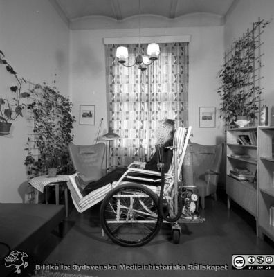 Malmö Allmänna Sjukhus.  Infektionskliniken. Respiratorpatient i rullstol
Pärm äldre neg. 1951-1958 MAS, från fotograf Björn Henrikssons samling. Påskrift: "Doc von Rosen, Ortop. + Epid. 26/4-56".Negativ
Nyckelord: UMAS;MAS;Malmö_;Allmänna;Sjukhus;Ortopedi;Respirator;Infektion;Andningsvård;Rullstol