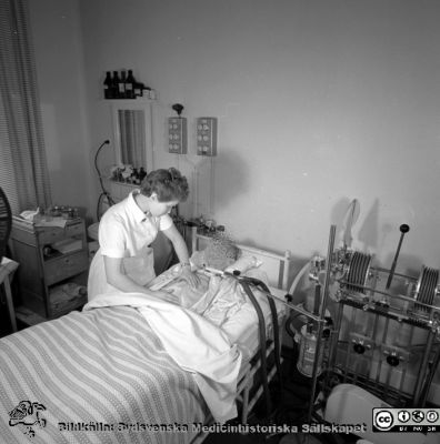 Malmö Allmänna Sjukhus. Respiratorpatient i Lundiarespirator
Pärm äldre neg. 1951-1958 MAS, från fotograf Björn Henrikssons samling. Påskrift: "Doc von Rosen, Ortop. + Epid. 26/4-56". Infektionskliniken. Negativ
Nyckelord: UMAS;MAS;Malmö_;Allmänna;Sjukhus;Ortopedi;Respirator;Infektion;Andningsvård