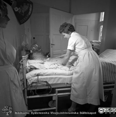 Malmö Allmänna Sjukhus. Infektionskliniken. Respiratorpatient 26/4 1956. 
Pärm äldre neg. 1951-1958 MAS, från fotograf Björn Henrikssons samling. Påskrift: "Doc von Rosen, Ortop. + Epid. 26/4-56". Negativ
Nyckelord: UMAS;MAS;Malmö;Allmänna;Sjukhus;Ortopedi;Respirator;Infektion;Epidemi;Andningsvård