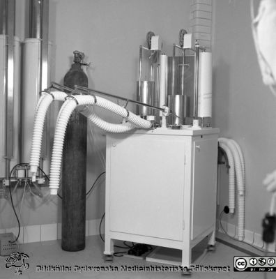 Spirometer
Pärm äldre neg. 1951-1958 MAS, från fotograf Björn Henrikssons samling. Dr. Lawe Svanberg, lungfysiologi. 7/3 1956. Spirometer. Andningsmätning, Respirationsmätning
Nyckelord: UMAS;MAS;Malmö_;Allmänna;Sjukhus;Thorax;Lunga;Spirometri