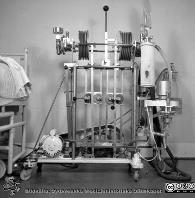 Lundiarespirator 1956
Pärm äldre neg. 1951-1958 MAS, från fotograf Björn Henrikssons samling. Lunds Instrument AB, Lund, 4/5 1956, respirator. Lundiarespirator, Från negativ
Nyckelord: UMAS;MAS;Malmö_;Allmänna;Sjukhus;Epidemi;Infektion;Respirator;Andningsvård