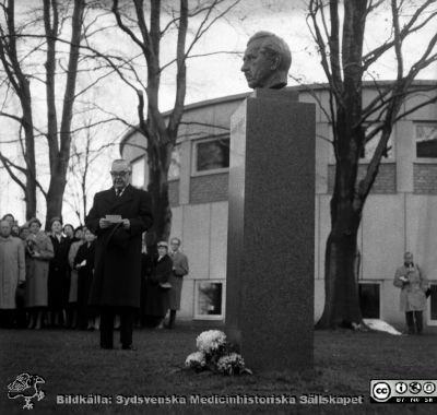 Avtäckning av byst av Fritz Bauer på Malmö Allmänna sjukhus 1957
Pärm äldre neg. 1951-1958 MAS i lasarettsfotograf Björn Henrikssons samling. Malmö Allmänna Sjukhus, 100 år, 8/11-57. Avtäckning av byst av Fritz Bauer. Malmöpolitikern Harald Lindvall talar. Från negativ
Nyckelord: UMAS;MAS;Malmö_;Byst;Allmänna;Sjukhus;Invigning;Jubileum