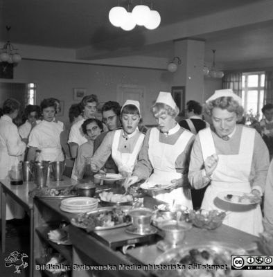 Fest för personalen vid MAS' 100-årsjubielum 1957
Pärm äldre neg. 1951-1958 MAS, från fotograf Björn Henrikssons samling. Påskrift: "MAS, 100 år, 8/11-57". Kalas i personalmatsalen.
Nyckelord: UMAS;MAS;Malmö_;Allmänna;Sjukhus;Fest;Matsal;Jubileum