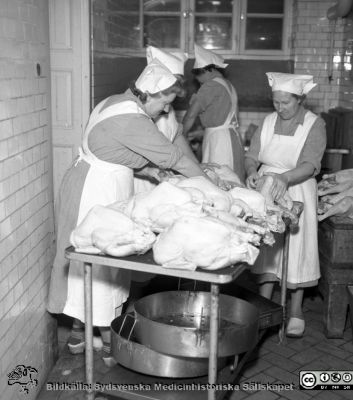 Gässen prepareras i köket inför gåsmiddagen den 8 nov 1957 då Malmö Allmänna Sjukhus firade 100 år
Pärm äldre neg. 1951-1958, från fotograf Björn Henrikssons samling. Malmö Allmänna Sjukhus. MAS. 100 år. 8/11-57. Gässen prepareras. Från negativ
Nyckelord: Pärm äldre 1951-58;MAS;Jubileum;Köket;Köksor;Personal;Gåsfest;Mårten;Gås