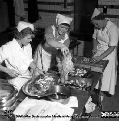 Förberedelser för festmiddag på MAS
Pärm äldre neg. 1951-1958 MAS, från fotograf Björn Henrikssons samling. Påskrift: "MAS, 100 år, 8/11-57". Gåsen förbereds för jubileumskalas.
Nyckelord: UMAS;MAS;Malmö_;Allmänna;Sjukhus;Kök;Fest;Jubileum