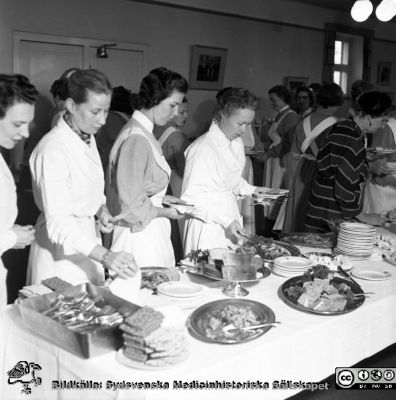 Fest för personalen vid MAS' 100-årsjubielum 1957
Pärm äldre neg. 1951-1958 MAS, från fotograf Björn Henrikssons samling. Påskrift: "MAS, 100 år, 8/11-57". Kalas i personalmatsalen.
Nyckelord: UMAS;MAS;Malmö_;Allmänna;Sjukhus;Jubileum;Fest;Matsal