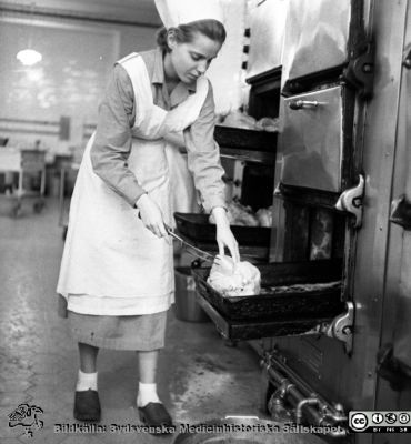 Gås i köket inför gåsmiddagen den 8 nov 1957 då Malmö Allmänna Sjukhus firade 100 år
Pärm äldre neg. 1951-1958 MAS, från fotograf Björn Henrikssons samling. Påskrift: "MAS, 100 år, 8/11-57". Gåsen är på väg in i ugnen.
Nyckelord: UMAS;MAS;Malmö_;Allmänna;Sjukhus;Jubileum;Fest;Kök