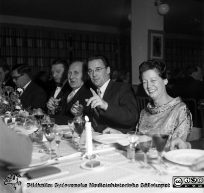 Fest vid MAS' 100-årsjubielum 1957
Pärm äldre neg. 1951-1958 MAS, från fotograf Björn Henrikssons samling. Påskrift: "MAS, 100årsjubileum, 6/11-57". Inga identifierade personr. Från negativ
Nyckelord: UMAS;Malmö_;MAS;Allmänna;Sjukhus;Jubileum;Fest