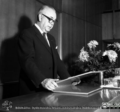 Från Malmö Allmänna Sjukhus' 100-årsjubileum 8/11 1957, i sjukhusets aulas
Pärm äldre neg. 1951-1958 MAS, från fotograf Björn Henrikssons samling. Påskrift: "MAS, 100årsjubileum, 6/11-57". Malmöpolitikern Harald Lindvall i talarstolen i aulan på Malmö Allmänna Sjukhus.
Nyckelord: UMAS;MAS;Malmö_;Allmänna;Sjukhus;Jubileum;Aula