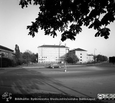 Institutionen för bakteriologi och patologi 1957
Pärm äldre neg. 1951-1958 MAS, från fotograf Björn Henrikssons samling. Påskrift: "Bakteriolog, exteriör, 16/6-57". Från negativ
Nyckelord: UMAS;MAS;MalmÃ¶_;AllmÃ¤nna;Sjukhus;Patologisk;Bakterilogisk;Institution