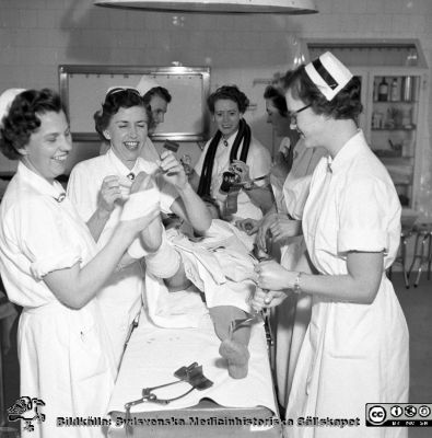 Systrarna hittar på bus på kirurgiska kliniken i Malmö
Pärm äldre neg. 1951-1958 MAS, från fotograf Björn Henrikssons samling. Kir op, 18/4-57. Från negativ
Nyckelord: UMAS;MAS;Malmö;Allmänna;Sjukhus;Kirurgi;Operationsavdelning;Hippa;Fest;Sköterskor