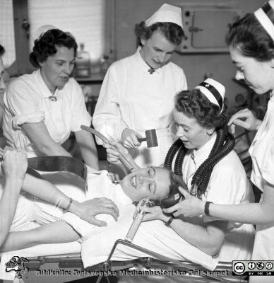 Systrarna hittar på bus på kirurgiska kliniken i Malmö år 1957
Pärm äldre neg. 1951-1958 MAS, från fotograf Björn Henrikssons samling. Kir op, 18/4-57. Från negativ
Nyckelord: UMAS;Malmö;MAS;Allmänna;Sjukhus;Kirurgi;Hippa;Fest;Sköterskor