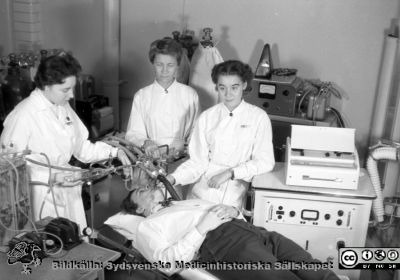 Andningsfysiologisk undersökning 1957
Pärm äldre neg. 1951-1958 MAS, från fotograf Björn Henrikssons samling. Lungfysiologisk apparatur, 8/10-57. Troligen Måns Arborerlius med assistenter. Från negativ. 
Nyckelord: UMAS;MAS;Malmö_;Allmänna;Sjukhus;Fysiologi;Andningsfysiologi;Personal;Lungfysiologi