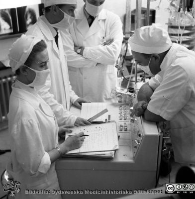 Narkossköterska och narkosläkare inför en hjärtoperation i Malmö 1959
Pärm neg. MAS 1958-1962 i fotograf Björn Henrikssons samling. Kir. Op-sal, 14/1-59. Olle Lundskog t.h. Hjärt-lungmaskinen med bubbeloxygenator i bakgrunden till hö. Kanske Arne Malm nr 2 från vä?. Från negativ
Nyckelord: UMAS;MAS;Malmö_;Allmänna;Sjukhus;Kirurgi;Operation;Hjärt-lungmaskin;Thorax;Hjärta