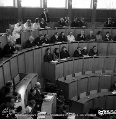 Från Arne Weibers disputationn i aulan på Malmö Allmänna Sjukhus 1959
Pärm neg. 1958-1962 MAS. Från fotograf Björn Henrikssons samling. Påskrift: "Dr. Arne Weibers disp. 21/2-59". Från negativ
Nyckelord: UMAS;MAS;Malmö_;Allmänna;Sjukhus;Kirurgi;Disputation;Aula