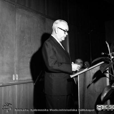 Från invigningen 24/11 1961 av ögonklinikens nya byggnad i Malmö
Pärm neg. 1958-1962 MAS. Från fotograf Björn Henrikssons samling. Påskrift: "Ögon klin, invigning, 24/11-61". Harald Lindvall i talarstolen i aulan på Malmö Allmänna Sjukhus. Från negativ
Nyckelord: UMAS;MAS;Malmö_;Allmänna;Sjukhus;Ögon;Invigning;Aula