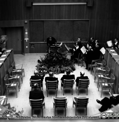 Från invigningen i aulan den 24/11 1961 av ögonklinikens nya byggnad i Malmö
Pärm neg. 1958-1962 MAS. Från fotograf Björn Henrikssons samling. Påskrift: "Ögon klin, invigning, 24/11-61". Musiker i aulan, MAS. Åhörarna applåderar och dirigenten bugar sig. Från negativ
Nyckelord: UMAS;MAS;Malmö_;Allmänna;Sjukhus;Ögon;Invigning;Aula