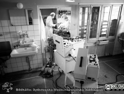 Från experimentalkirurgen, Malmö Allmänna Sjukhus 1962.
Pärm neg. 1962-1966. Från fotograf Björn Henrikssons samling. Dr. Jörgen Svedberg, interiör från djuravdelningen 15/3-62. Från negativ
Nyckelord: UMAS;MAS;Malmö_;Allmänna;Sjukhus;Försöksdjur;Operationsavdelning;Kirurgi;Experimentell