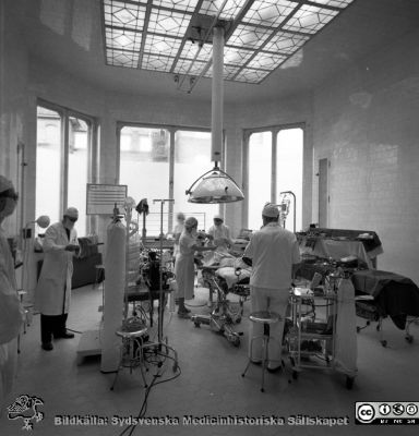 Operation med hjärt-lungmaskin, Malmö 1963
Pärm neg. MAS 1962-1966. Från fotograf Björn Henrikssons samling. Påskrift: "Kirurgens OP-salar. 6/2-63". Operation förbereds. Dr Olle Lundskog som narkosläkare. Hjärt-lungmaskinen ses till vänster i bild med bubbeloxygenator. Från negativ
Nyckelord: UMAS;MAS;Malmö_;Allmänna;Sjukhus;Kirurgi;Operation;Hjärta;Hjärt-lungmaskin;Thorax