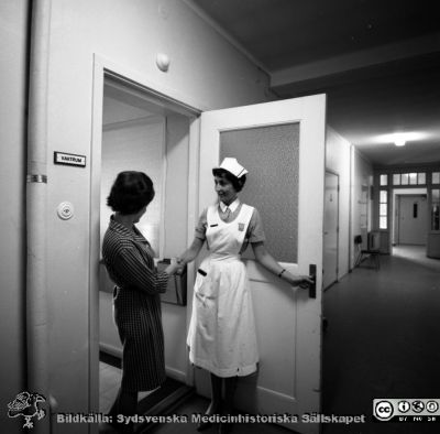 Vid ett vaktrum på Malmö Allmänna Sjukhus, kanske på radiologiska kliniken
Pärm neg. MAS 1962-1966. Från fotograf Björn Henrikssons samling. Omärkt bild. Kan vara tagen vid ett vaktrum på radiologiska klinikens vårdavdelning, sedermera pensionsstyrelsens byggnad. Från negativ
Nyckelord: UMAS;MAS;Malmö_;Allmänna;Sjukhus;Korridor;Vårdavdelning;Radiologi;Vaktrum