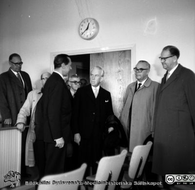 Fint besök på patologi-bakteriologi-huset
Pärm neg. MAS 1962-1966. Från fotograf Björn Henrikssons samling. Från vänster, hitre ledet: NN1,Carl Axel Nilsson (?,halvskymd), Sten Winblad, Arthur Thomson, Harald Lindvall, Tager Erlander. Från negativ
Nyckelord: UMAS;MAS;Malmö_;Allmänna;Sjukhus;Invigning;Patologi;Bakteriologi;Statsminister