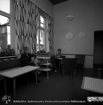 Överläkarens väntrum på gamla öronkliniken i Malmö, 1972
Pärm neg. MAS 1967-1972. Från fotograf Björn Henrikssons samling. Påskrift: "Öron klin. Gamla lokaler. 7209". Överläkarens väntrum. Från negativ
Nyckelord: UMAS;MAS;Malmö;Allmänna;Sjukhus;Öron;Öronklinik;ENT;Oto-rhino-laryngologi,ÖNH