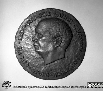 Medaljong, öronläkaren Sture Berggren 1916 - 1960
Pärm neg. MAS 1967-1972. Från fotograf Björn Henrikssons samling. Påskrift: "Öron klin. Gamla lokaler. 7209". Från negativ
Nyckelord: UMAS;MAS;Malmö;Allmänna;Sjukhus;Öron;Öronklinik;ENT;Oto-rhino-laryngologi