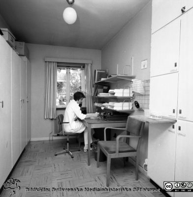 Sköteskeexpedition, gamla öronkliniken på Malmö Allmänna Sjukhus
Pärm neg. MAS 1967-1972. Från fotograf Björn Henrikssons samling. Påskrift: "Öron klin. Gamla lokaler. 7209". Från negativ
Nyckelord: UMAS;MAS;Malmö;Allmänna;Sjukhus;Öron;Öronklinik;ENT;Oto-rhino-laryngologi