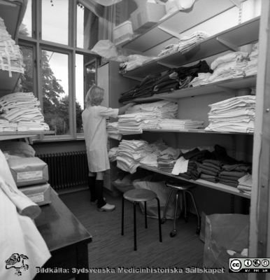 Textilförråd på gamla öronkliniken, Malmö Allmänna Sjukhus
Pärm neg. MAS 1967-1972. Från fotograf Björn Henrikssons samling. Påskrift: "Öron klin. Gamla lokaler. 7209". Textilförrådet. Från negativ
Nyckelord: UMAS;Malmö;Allmänna;MAS;Sjukhus;Öron;Öronklinik;ÖNH;ENT;Oto-Rhino-Larungologi