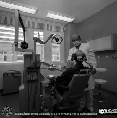 Från käkcentralen på öronkliniken vid Långa Raden, 1972, Malmö Allmänna Sjukhus
Pärm neg. MAS 1967-1972. Från fotograf Björn Henrikssons samling. Påskrift: "Gumelius, Långa Raden, käk L, öron KL. Okt-72". Från negativ
Nyckelord: UMAS;MAS;Malmö_;Allmänna;Kurs;Öron;Öronklinik;ENT