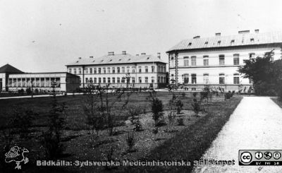 Liggpaviljongen och tuberkulosavdelningen på Malmö Allmänna Sjukhus i mitten på 1900-talet
Foto R. Küller, Malmö i mitten på 1900-talet, senast 1973 då ateljé Küller lades ned. 
Från narkospersonalens album till sin chef Olle Lundskog i början på 1980-talet i samband med att han pensionerades, och ställt till Sydsvenska Medicinhistoriska Sällskapets förfogande av dennes dotter Gunilla.
Nyckelord: Malmö;MAS;UMAS;TBC;Liggpaviljong;Lungsot;Infektion