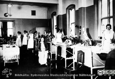 Malmö allmänna sjukhus. Vårdavdelning, troligen från början av 1900-talet. 
Troligen en av kirurgiska klinikens 26-bäddssalar. Från narkospersonalens album till sin chef Olle Lundskog i början på 1980-talet i samband med att han pensionerades, och ställt till Sydsvenska Medicinhistoriska Sällskapets förfogande av dennes dotter Gunilla.
Nyckelord: MAS;UMAS;Malmö;Vårdavdelning