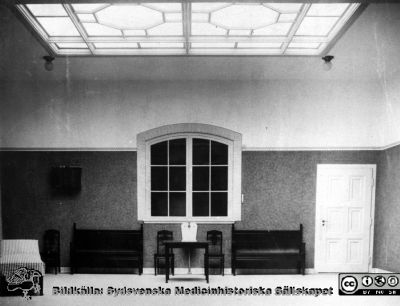 Malmö allmänna sjukhus. Vårdavdelningsinteriörer. Gamla hudkliniken. 
Inredning i jugendstil som i början av 1900-talet. Väntrum? Dagrum? 
Från narkospersonalens album till sin chef Olle Lundskog i början på 1980-talet i samband med att han pensionerades, och ställt till Sydsvenska Medicinhistoriska Sällskapets förfogande av dennes dotter Gunilla.
Nyckelord: UMAS;MAS;Malmö;Allmänna;Sjukhus;Hudklinik;Dermatologi;Väntrum;Dagrum