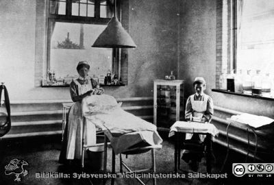 Malmö allmänna sjukhus. Kirurgiska polikliniken, troligen från 1900-talets början. 
Reprofoto. Från narkospersonalens album till sin chef Olle Lundskog i början på 1980-talet i samband med att han pensionerades, och ställt till Sydsvenska Medicinhistoriska Sällskapets förfogande av dennes dotter Gunilla.
Nyckelord: Malmö;MAS;UMAS;Kirurgi;Poliklinik;Allmänna;Sjukhus