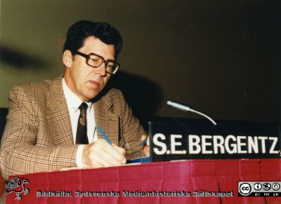 Malmö Allmänna Sjukhus. Sven-Erik Bergentz, rimligen på kongress. 
Professor i kirurgi. Från narkospersonalens album till sin chef Olle Lundskog i början på 1980-talet i samband med att han pensionerades, och ställt till Sydsvenska Medicinhistoriska Sällskapets förfogande av dennes dotter Gunilla.
Nyckelord: UMAS;MAS;Malmö;Allmänna;Sjukhus;Professor;Kirurgi;Kärlkirurgi