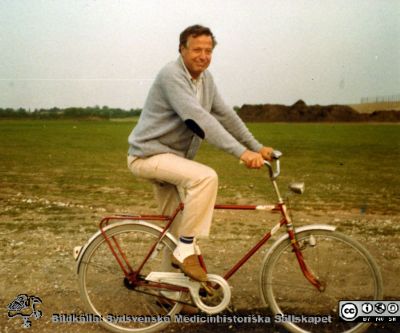 Malmö Allmänna Sjukhus. Lennart Leandoer. 
Från narkospersonalens album till sin chef Olle Lundskog i början på 1980-talet i samband med att han pensionerades, och ställt till Sydsvenska Medicinhistoriska Sällskapets förfogande av dennes dotter Gunilla.
Nyckelord: UMAS;MAS;Malmö;Allmänna;Sjukhus;Kirurgi;Narkos;Anestesi