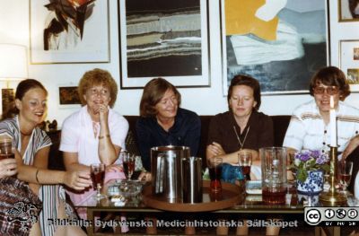 Malmö Allmänna Sjukhus. Kaffekalas
Påskrift: "Birgitta Lövgren, Ulla Svensson, Kerstin Torstensson, Inger Olofsson, Karin Hall". Kaffefest. 
Från narkospersonalens album till sin chef Olle Lundskog i början på 1980-talet i samband med att han pensionerades, och ställt till Sydsvenska Medicinhistoriska Sällskapets förfogande av dennes dotter Gunilla.
Nyckelord: UMAS;MAS;Malmö;Allmänna;Sjukhus;Narkos;Anestesi