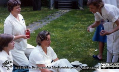 MalmÃMalmö Allmänna Sjukhus. Picnic i det gröna
Påskrift: "Kerstin Fredlund, Inger, Siv Biester". 
Från narkospersonalens album till sin chef Olle Lundskog i början på 1980-talet i samband med att han pensionerades, och ställt till Sydsvenska Medicinhistoriska Sällskapets förfogande av dennes dotter Gunilla.
Nyckelord: UMAS;MAS;Malm;öAllmänna;Sjukhus;Narkos;Anestesi;Kirurgi