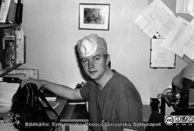 Malmö Allmänna Sjukhus. Anestesiavdelningen. Jan-Erik Wirén. 
Från ett album färdigställt av Olle Lundskog i början av 1980-talet och ställt till Sydsvenska Medicinhistoriska Sällskapets förfogande av dennes dotter Gunilla.
Nyckelord: UMAS;MAS;Malmö;Allmänna;Sjukhus;Narkos;Anestesi;Kirurgi