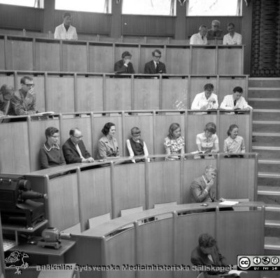 Jörgen Gundersens disputation i aulan på Malmö Allmänna Sjukhus 1972
Pärm äldre negativ 1972-1977. Från fotograf Björn Henrikssons samling. Jörgen Gundersens disputation, aug-72. Harry Lecerof på tredje raden nedifrån längst till höger och kanske Måns Arborelius på hans högra sida. Från negativ
Nyckelord: UMAS;MAS;Malmö;Allmänna;Sjukhus;Disputation;Aula