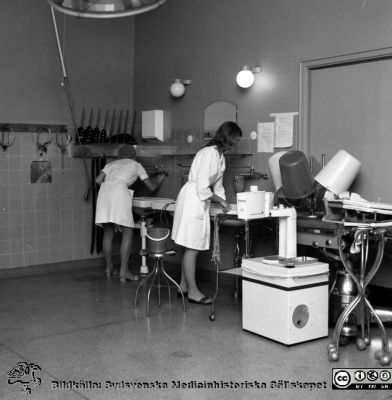 Städning på gamla öronklinikens operationssal i Malmö i september 1972 
Pärm äldre negativ 1972-1977. Från fotograf Björn Henrikssons samling. Påskrift: "Öron klin. Gamla lokaler. 72.09". Operationsrum, städning pågår. Från negativ
Nyckelord: UMAS;MAS;Malmö;Allmänna;Sjukhus;Öron;Öronklinik;ENT;Oto-rhino-laryngologi;Operationsrum;ÖNH