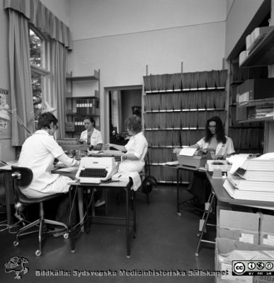 Journalarkiv och läkarsekreterare på gamla öronkliniken i Malmö, 1972
Pärm äldre negativ 1972-1977. Från fotograf Björn Henrikssons samling. Påskrift: "Öron klin. Gamla lokaler. 72.09". Journalrkiv och sekreterare. Från negativ
Nyckelord: UMAS;MAS;Malmö;Allmänna;Sjukhus;Öron;ÖNH;Öronklinik;ENT;Oto-rhino-laryngologi;Journalarkiv;Sekreterare