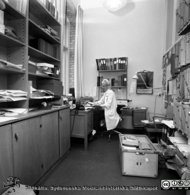 Journalarkiv och läkarsekreterare på gamla öronkliniken i Malmö, 1972
Pärm äldre negativ 1972-1977. Från fotograf Björn Henrikssons samling. Påskrift: "Öron klin. Gamla lokaler. 72.09". Sekr. Ingegerd Ingvarsson, chefssekreterare på Öron i många år, legendarisk. Från negativ.
Nyckelord: UMAS;MAS;Malmö;Allmänna;Sjukhus;Öron;ENT;ÖNH;Oto-rhino-laryngologi;Journalarkiv;Sekreterare