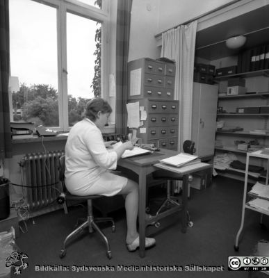 Journalarkiv och läkarsekreterare på gamla öronkliniken i Malmö, 1972
Pärm äldre negativ 1972-1977. Från fotograf Björn Henrikssons samling. Påskrift: "Öron klin. Gamla lokaler. 72.09". Sekreterare i journalrum. Från negativ
Nyckelord: UMAS;MAS;Malmö;Allmänna;Sjukhus;Öron;Öronklinik;ENT;ÖNH;Oto-rhino-laryngologi;Journalarkiv;Sekreterare