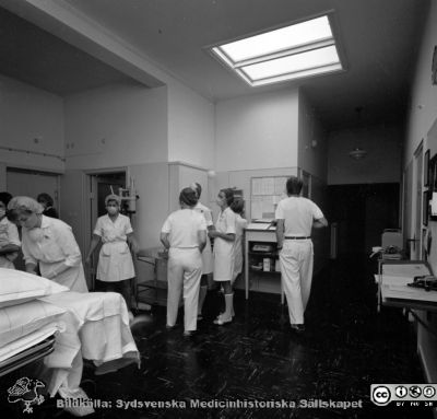 Operationsavdelningen på gamla öronkliniken i Malmö, 1972
Pärm äldre negativ 1972-1977. Från fotograf Björn Henrikssons samling. Omärkt bild. Gamla öronklinikens operationsavdelning. Dr Sten Harris bakifrån. Från negativ
Nyckelord: UMAS;MAS;Malmö;Allmänna;Sjukhus;Öron;Öronklinik;ENT;ÖNH;Oto-rhino-laryngologi;Operationsavdelning