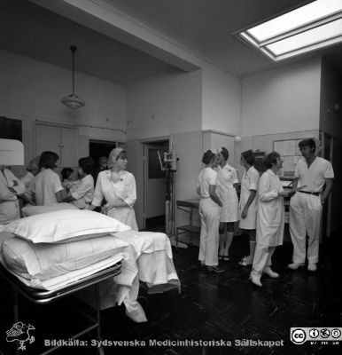 Operationsavdelningen på gamla öronkliniken i Malmö, 1972
Pärm äldre negativ 1972-1977. Från fotograf Björn Henrikssons samling. Påskrift: "1972-09". Astrid Henningsson i samspråk med mikrokirurgen Sten Harris. S. Ingrid Biörklund nr 3 från höger. Från negativ
Nyckelord: UMAS;MAS;Malmö;Allmänna;Sjukhus;Öron;Öronklinik;ENT;ÖNH;Oto-rhino-laryngologi;Operationsavdelning;Personal